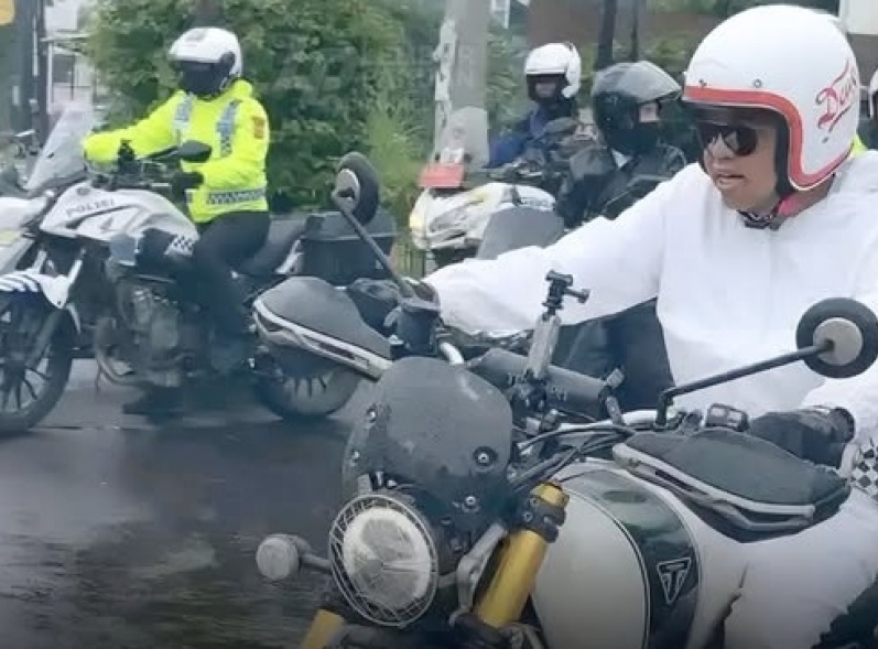 Gubernur Jawa Barat, Kang Dedi Mulyadi, lakukan pengecekan jalan provinsi hingga ke wilayah Pangandaran, ia dijadwalkan melanjutkan perjalanan ke wilayah selatan Jawa Barat pada Minggu (15/2/2026). (Foto: dok. Lembur Pakuan)