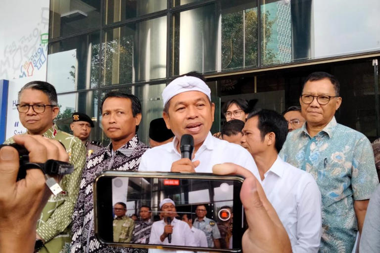 Ekspresi Dedi Mulyadi saat menyebut belum berbuat apa-apa meski kepuasan capai 95 persen. (Foto: dok. net)