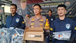Polisi menunjukkan barang bukti yang dipakai pelajar garut untuk menghabisi nyawa siswa SMP di Bandung (Foto: dok. pasjabar)