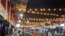 Pertokoan Siliwangi Kuningan yang dihiasi lampu saat malam hari. (Foto: dok. ist)