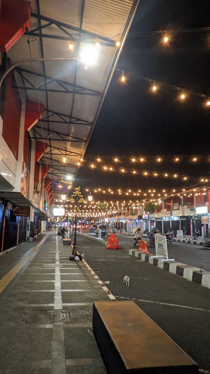 Pertokoan Siliwangi Kuningan yang dihiasi lampu saat malam hari. (Foto: dok. ist)